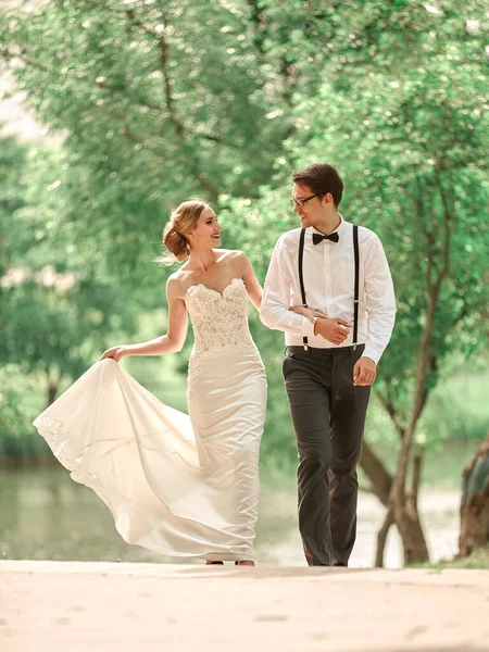 Mooi paar in liefde voor een wandeling in de zomer Park — Stockfoto