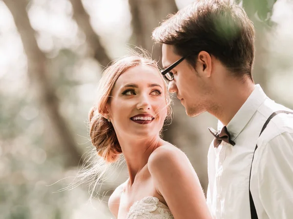 Portret van gelukkig pasgetrouwden op de trouwdag — Stockfoto