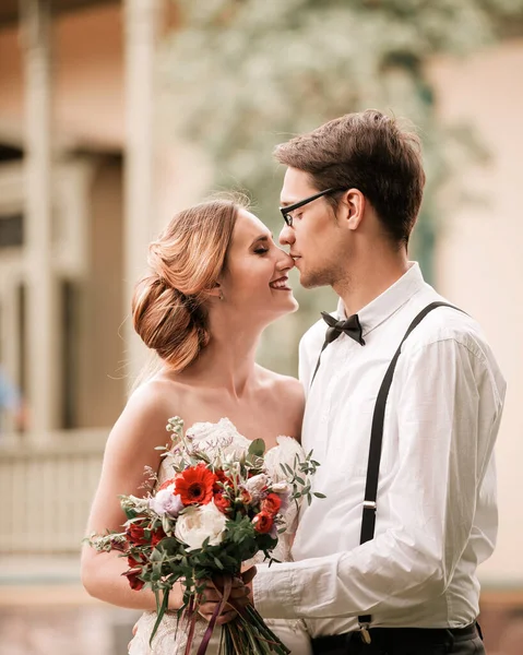 Doe dicht. portret van gelukkige bruid en bruidegom . — Stockfoto
