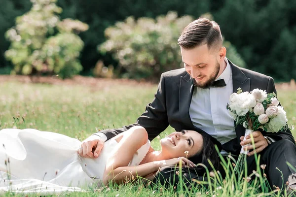 Couple in love on the lawn in the summer Park. — Stock Fotó