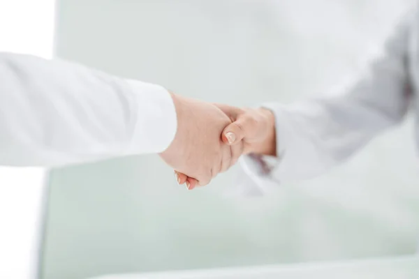 Handshake Gerente y cliente en un fondo de oficina brillante — Foto de Stock