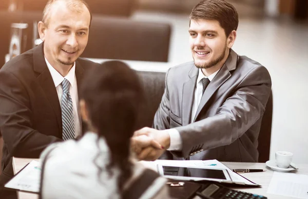 Gente de negocios dándose la mano, terminando una reunión, en la oficina — Foto de Stock