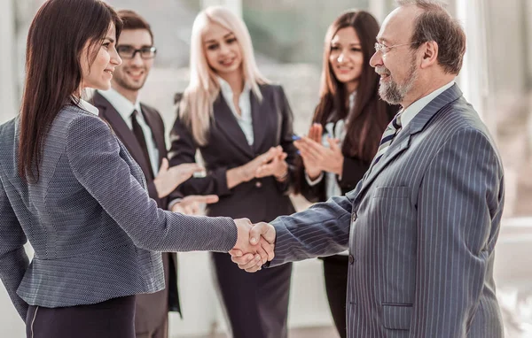 Apretón de manos de los socios comerciales después de firmar el contrato — Foto de Stock