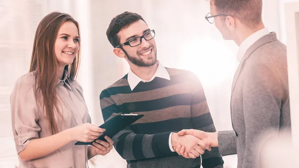 Il direttore stringe la mano al dipendente in un posto di lavoro in un ufficio moderno — Foto Stock