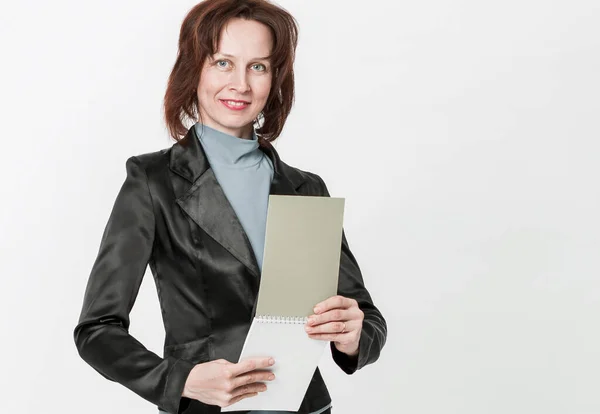 Retrato de una mujer asistente con papeles sobre fondo blanco — Foto de Stock
