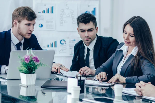 Exitoso equipo de negocios está preparando una presentación de una nueva f — Foto de Stock