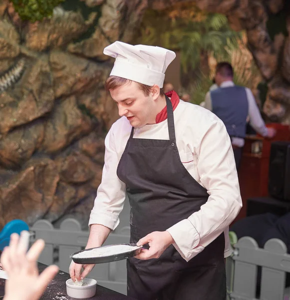 Chef profesional prepara una pizza en el café de los niños — Foto de Stock