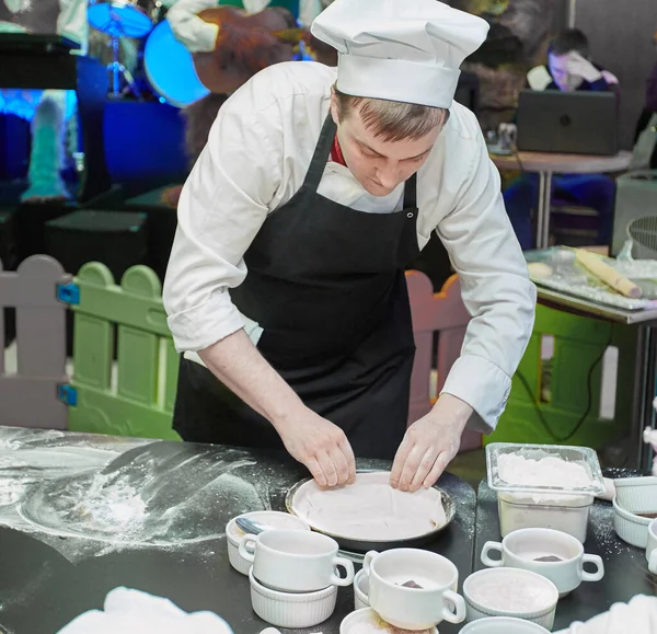 Chef muestra base de pizza, en clase magistral para niños — Foto de Stock