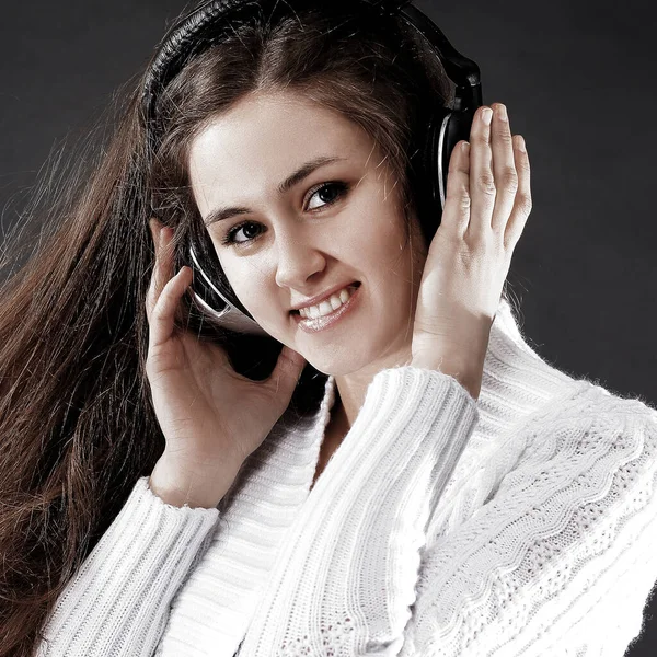 Beautiful young woman listening to music with headphones .isola — Stock Photo, Image