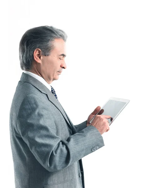 Επιχειρηματίας που βλέπουν την οθόνη tablet.isolated σε λευκό φόντο — Φωτογραφία Αρχείου