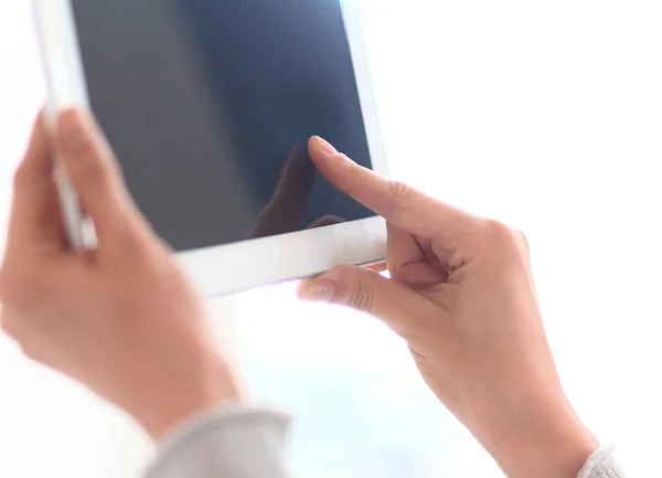 Närbild. kvinna att trycka på hennes finger på digitalt tablett skärm .photo med kopia utrymme — Stockfoto