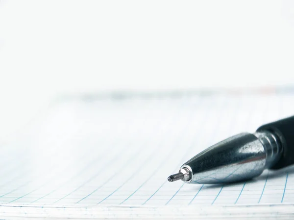 Close up.ballpoint pen Bloco de notas sobre fundo desfocado — Fotografia de Stock