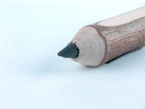 Zblízka. Dřevěná tužka na bílých background.photo s kopií prostor — Stock fotografie