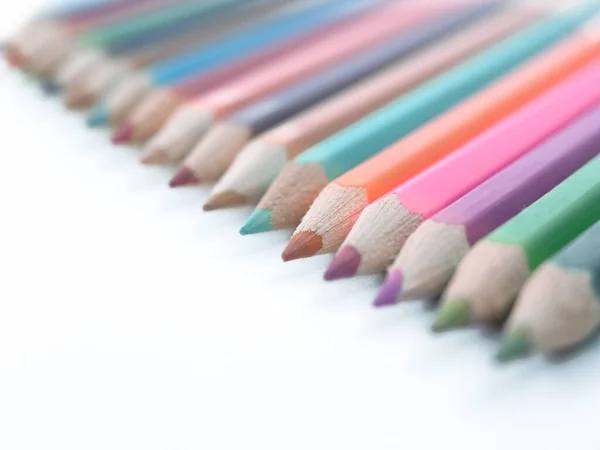 Zblízka. barevné tužky na bílých background.photo s kopií prostor — Stock fotografie