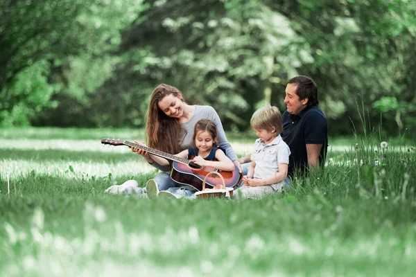 Riendly, veselá rodina má piknik v parku — Stock fotografie