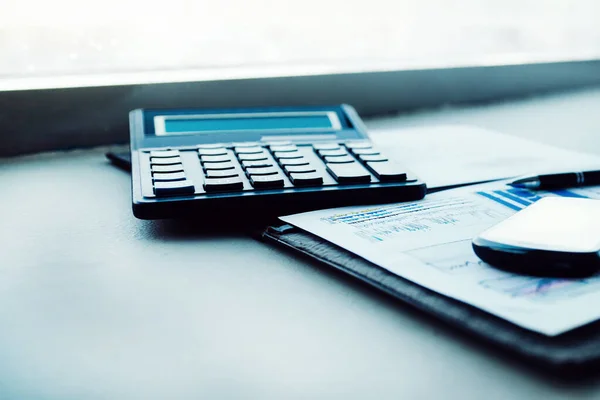 Kalkulator, smartphone i dokumenty finansowe na biurko Businessmans — Zdjęcie stockowe