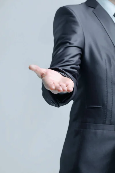 Vertikální photo.businessman drží natáhl ruku pro handshake — Stock fotografie