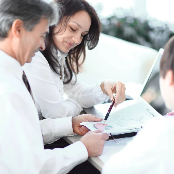 Fechar. equipe de negócios discutindo um novo esquema de marketing . — Fotografia de Stock