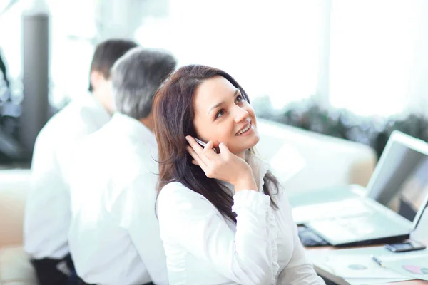 Mujer de negocios hablando por teléfono móvil en la oficina —  Fotos de Stock