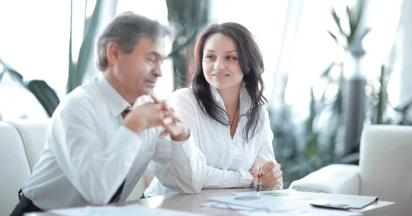 Due colleghi d'affari che discutono una relazione finanziaria — Foto Stock