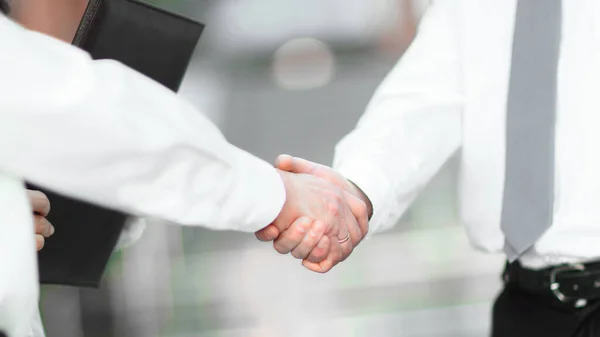 Närbild .handshake affärsmän på kontoret — Stockfoto