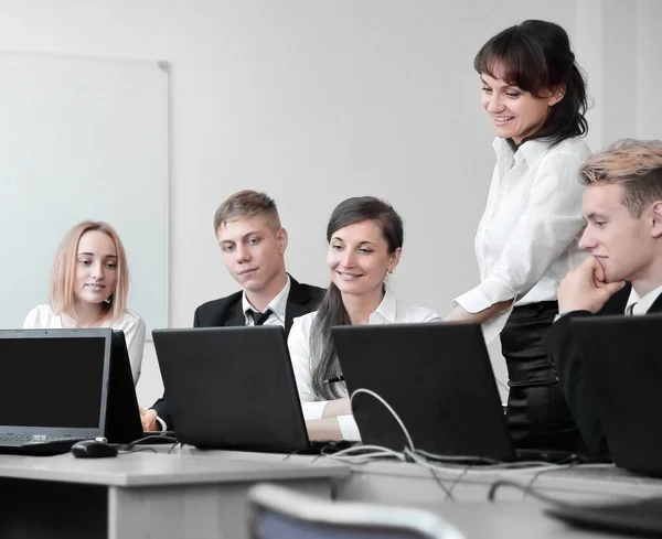 Jovem equipe usando laptops durante uma reunião informal . — Fotografia de Stock