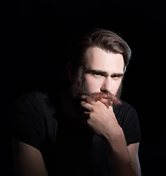 Hombre hipster serio sentado en una silla . — Foto de Stock