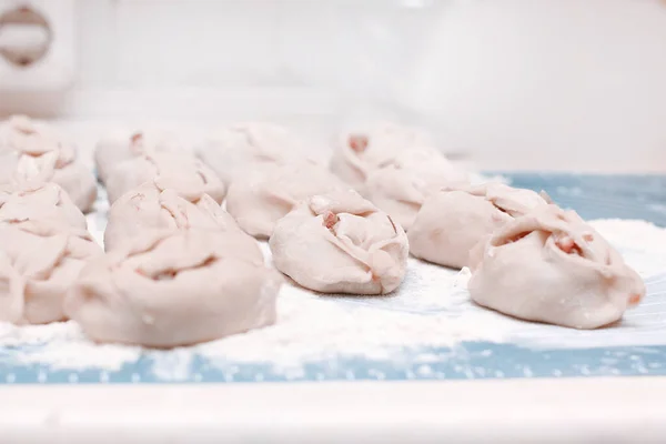 Vicino. gnocchi fatti in casa su sfondo sfocato — Foto Stock