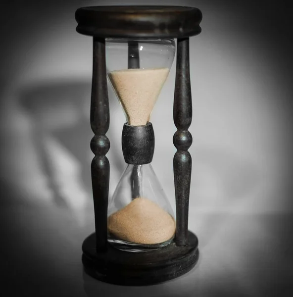 Hourglass on dark background.the concept of time — Stock Photo, Image