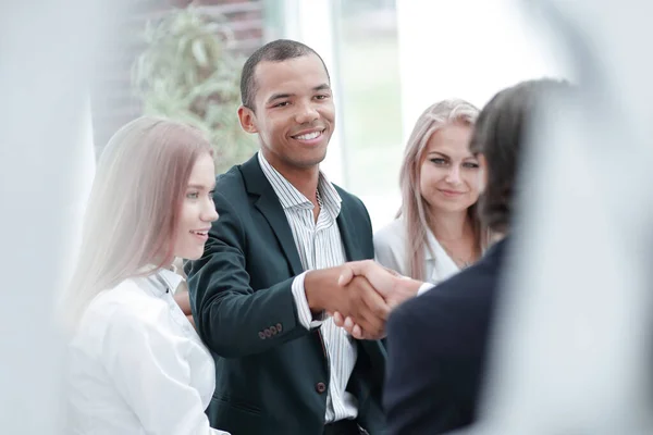 Sonriente hombre de negocios estrechando la mano con un socio de negocios — Foto de Stock