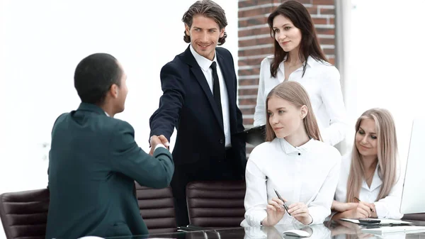 Parceiros de negócios realizando um workshop no escritório — Fotografia de Stock