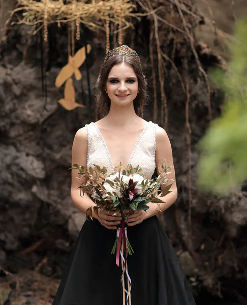 Retrato de novia hermosa con ramo en el fondo del bosque — Foto de Stock