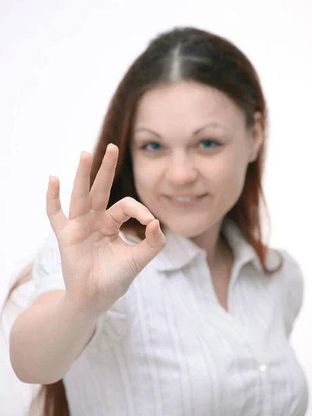Ragazza moderna di successo mostrando gesture.isolated ok su bianco . — Foto Stock