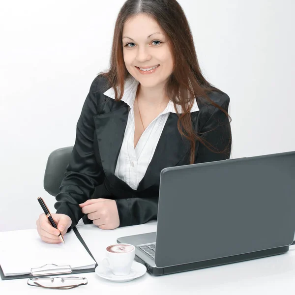 Kvinnlig assistent sitter vid ett skrivbord. isolerad på vitt — Stockfoto