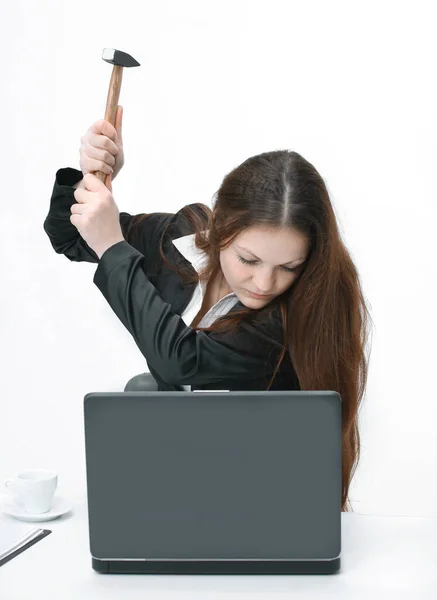 Joven mujer de negocios tratando de romper el portátil con un martillo —  Fotos de Stock