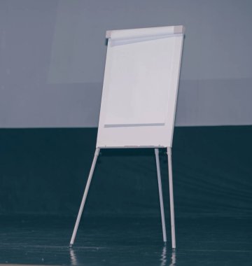 Konferans salonundaki çizelgede boş bir sayfa.