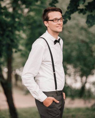 Sevimli mutlu gelin gözlüklerden bakıyor..