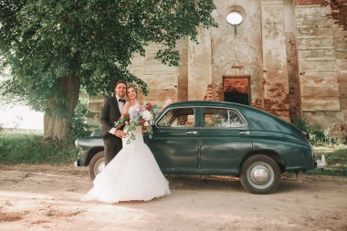 Mutlu yeni evliler eski şatonun yakınlarında yürüyüşe çıktılar. .