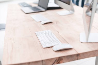 Ofis masasındaki bilgisayar ve dizüstü bilgisayarın arkaplan resmi