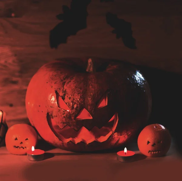 Dýně na halloween na dřevěný stůl — Stock fotografie