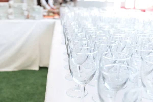 Vasos de vidrio vacíos sobre la mesa en el restaurante —  Fotos de Stock