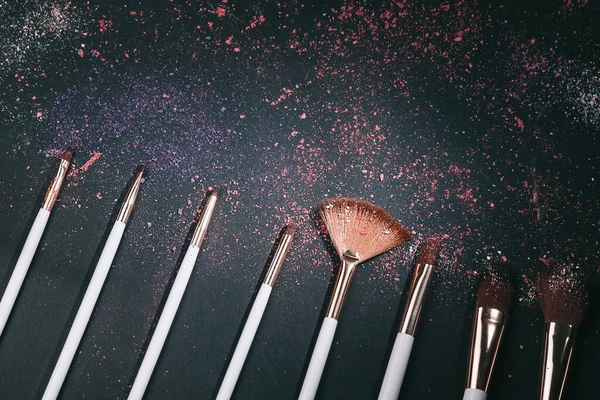 Conjunto de escovas de maquiagem profissional no fundo preto — Fotografia de Stock