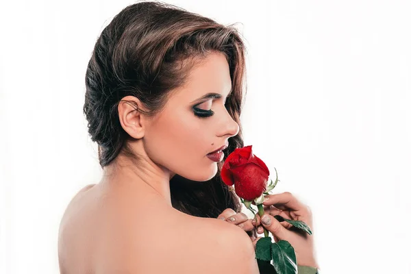 Kilátás. gyönyörű fiatal nő vörös rózsával — Stock Fotó
