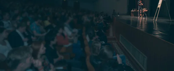 Audiencia escucha el informe de los oradores en una amplia sala de conferencias — Foto de Stock