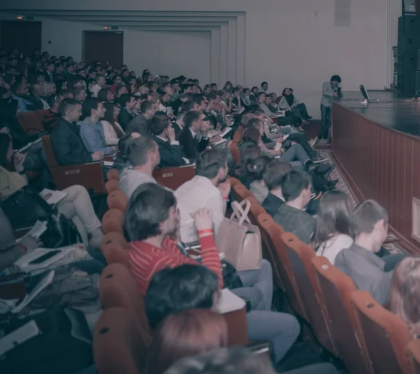 Belarús, Minsk, 2015 mayo 10, formación empresarial Ayaz Shubutdinov. grupo de estudiantes en la sala de conferencias escuchando al orador — Foto de Stock