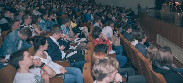 Fehéroroszország, Minszk, 2015 május 10, üzleti tréning Ayaz Shubutdinov. side view. a közönség ül a konferenciateremben egy üzleti konferencián — Stock Fotó