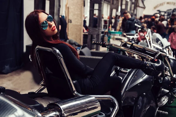 Modelo mujer joven en una sesión de fotos en un prestigioso espectáculo de motor . —  Fotos de Stock