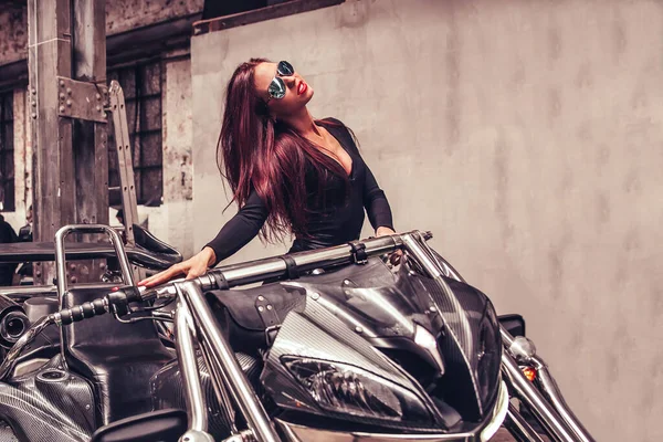 Triciclo negro fresco en un prestigioso salón de motocicletas —  Fotos de Stock