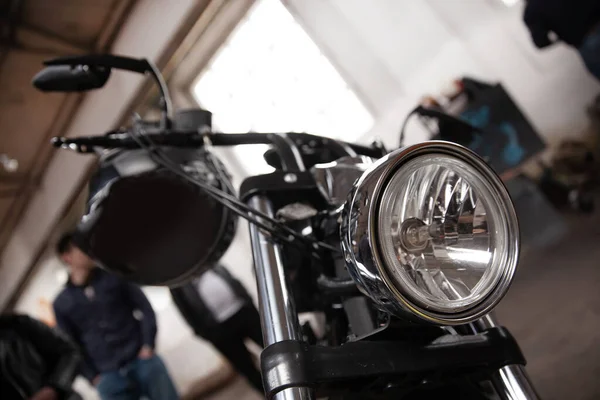 Belarús, Minsk, 17 de mayo de 2015, calle Oktyabrskaya, festival de motociclistas. cerrar up.spotlight en la bicicleta personalizada fresco — Foto de Stock