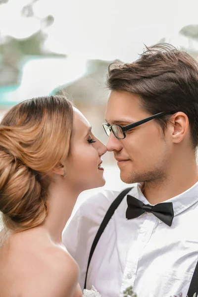 Happy newlyweds on the background of their new home — 스톡 사진